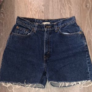 RILEY- HIGH WAISTED LEVIS CUT OFF SHORTS.